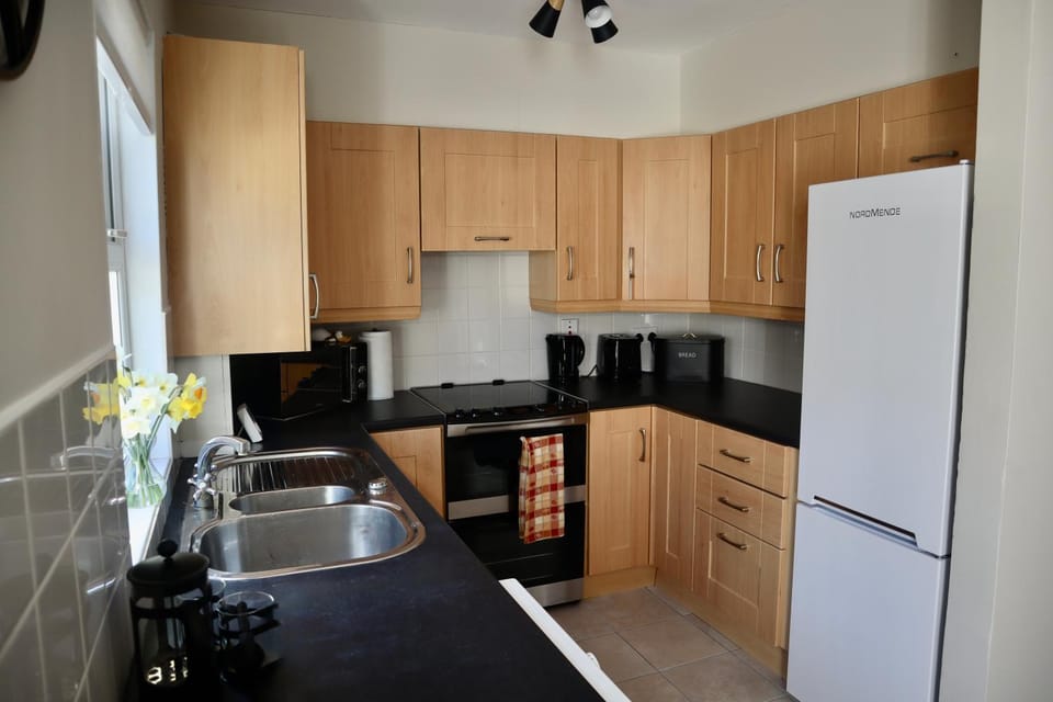 Coffee/tea facilities, Kitchen or kitchenette, microwave, oven, stove, toaster