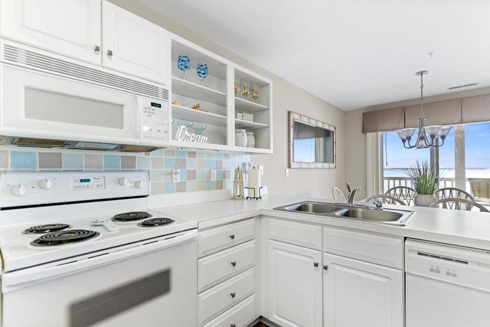 Bayfront Condo on 22nd St with Sunset Views, Balcony & Near Boardwalk Fun House in Ocean City