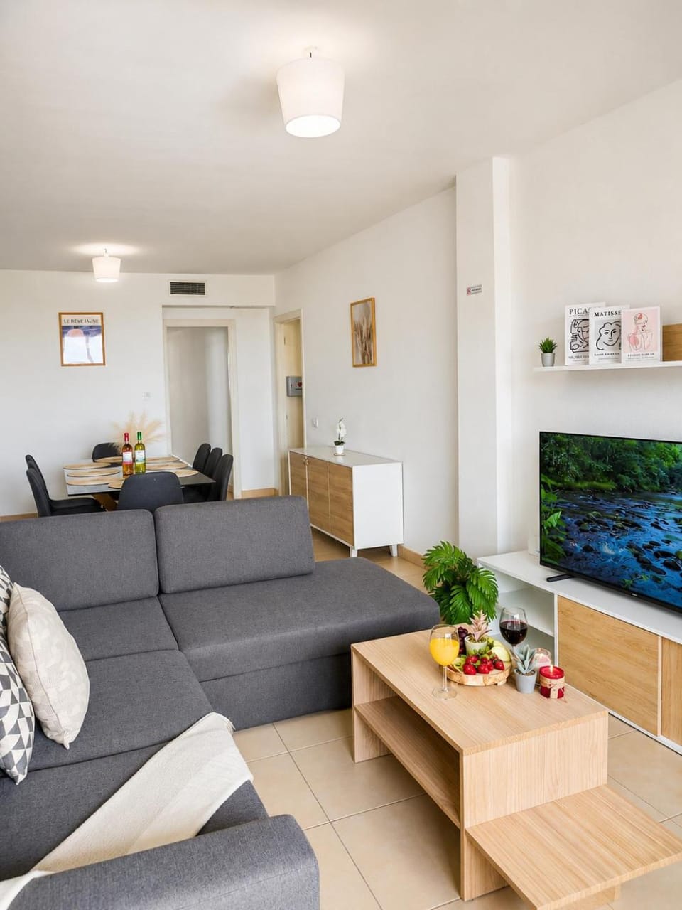 Communal lounge/ TV room, TV and multimedia, Living room, Seating area, Dining area, Evening entertainment