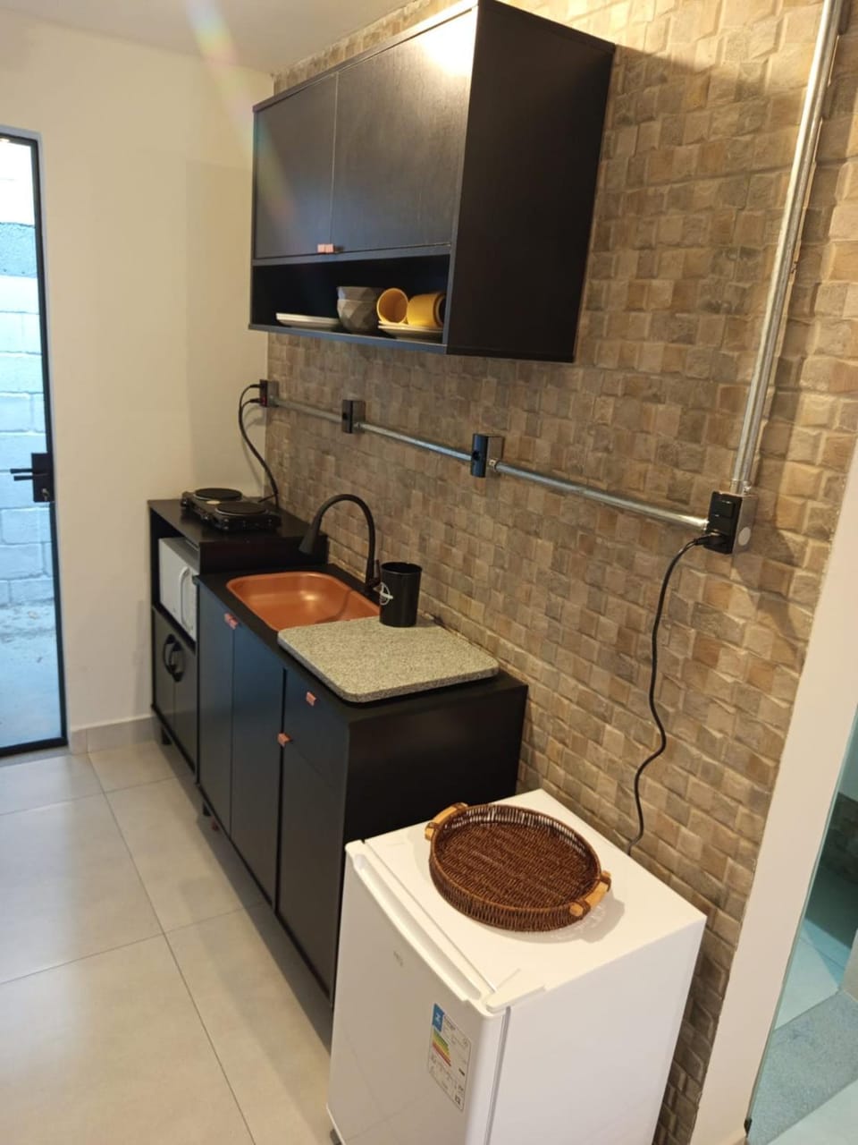 Kitchen or kitchenette, minibar, stove