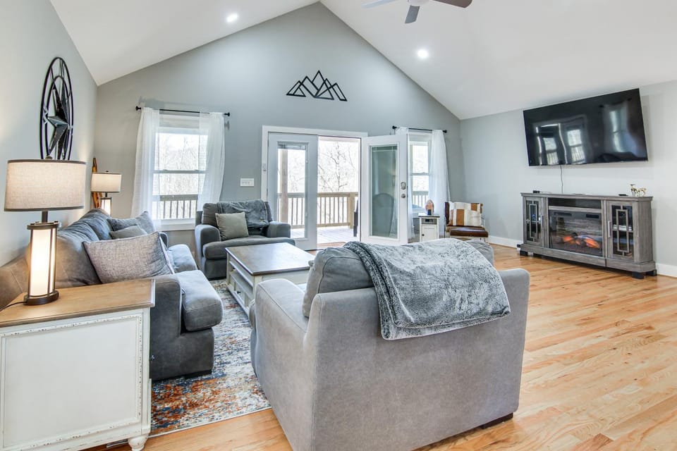 Modern Retreat with Mtn Views in Maggie Valley! House in Maggie Valley