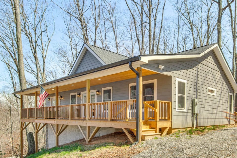 Modern Retreat with Mtn Views in Maggie Valley! House in Maggie Valley