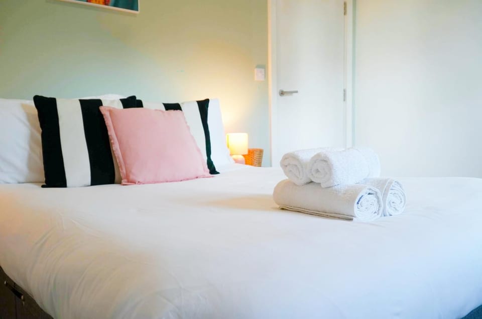 Bed, Photo of the whole room, Bedroom, towels