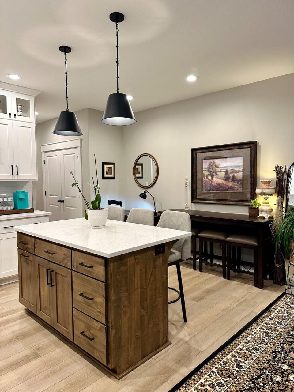Kitchen or kitchenette, Dining area