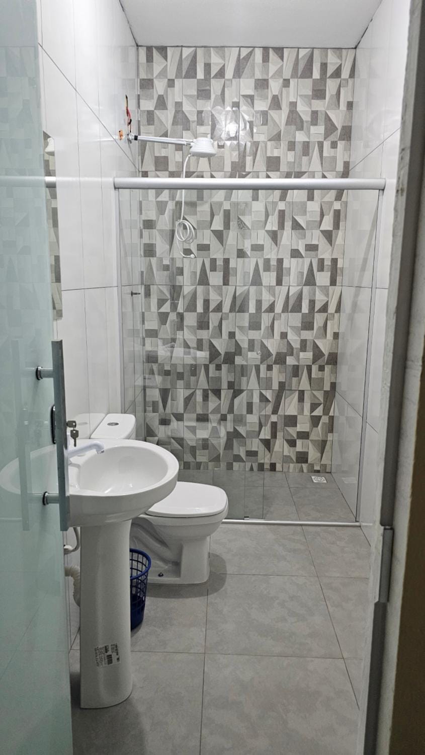Shower, Toilet