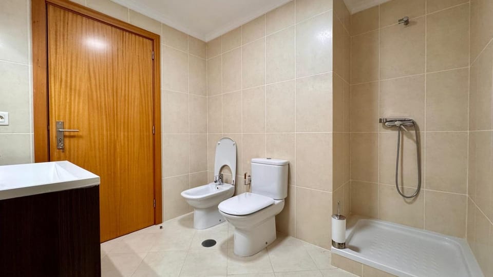 Coastal Comfort at Riverside - 4 Min to Airport! Bed and Breakfast in Madeira District