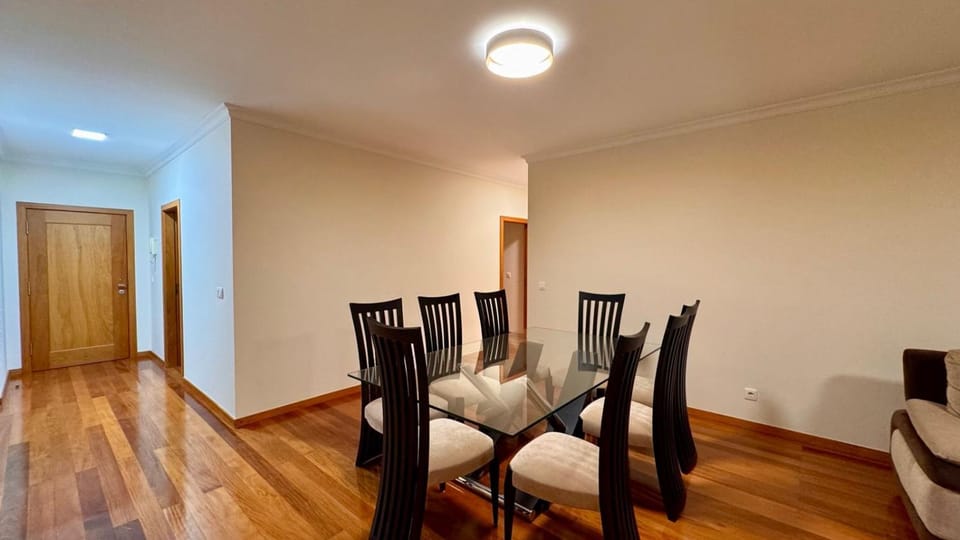 Coastal Comfort at Riverside - 4 Min to Airport! Bed and Breakfast in Madeira District