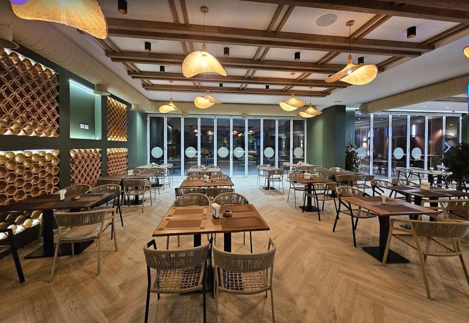 Restaurant/places to eat, Restaurant/places to eat