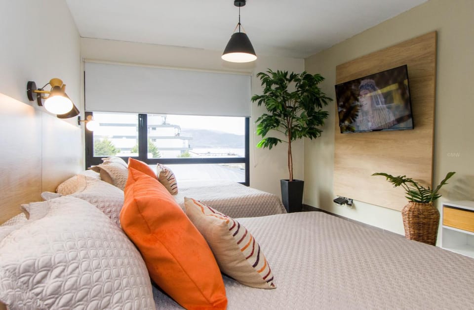 Bed, TV and multimedia, Photo of the whole room, Bedroom