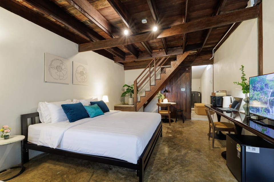 Bed, TV and multimedia, Living room, Photo of the whole room, Seating area, Dining area, Bedroom