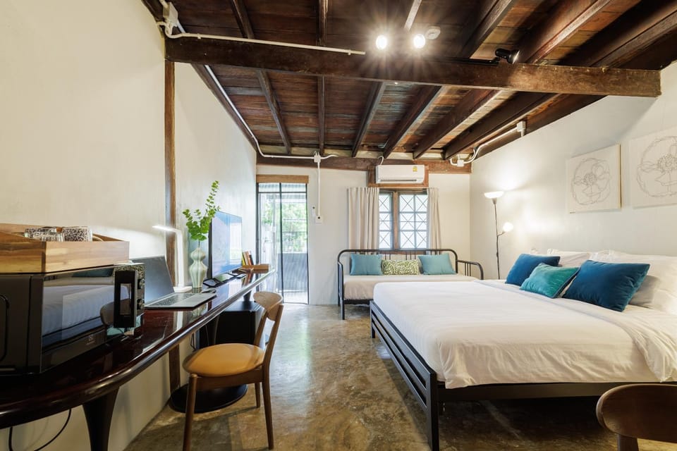 Bed, TV and multimedia, Photo of the whole room, Seating area, Bedroom