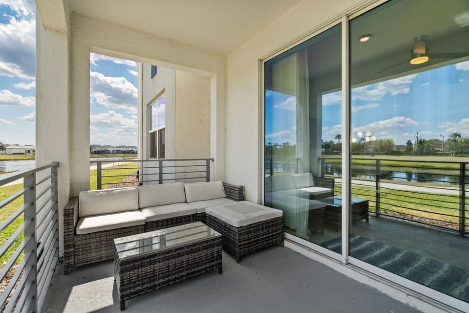 Cozy & Stylish 2BR Condo Prime Storey Lake Spot Apartment in Kissimmee