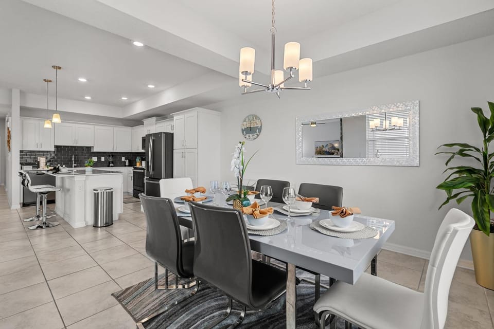 Cozy & Stylish 2BR Condo Prime Storey Lake Spot Apartment in Kissimmee