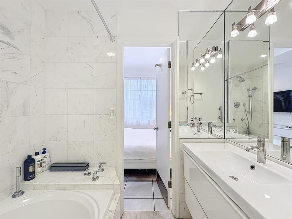 Spacious beach gem Perfect for groups and couples Apartment in Miami Beach