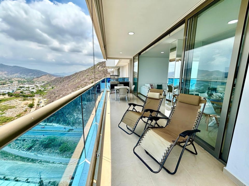 Natural landscape, View (from property/room), Balcony/Terrace, Dining area, Mountain view