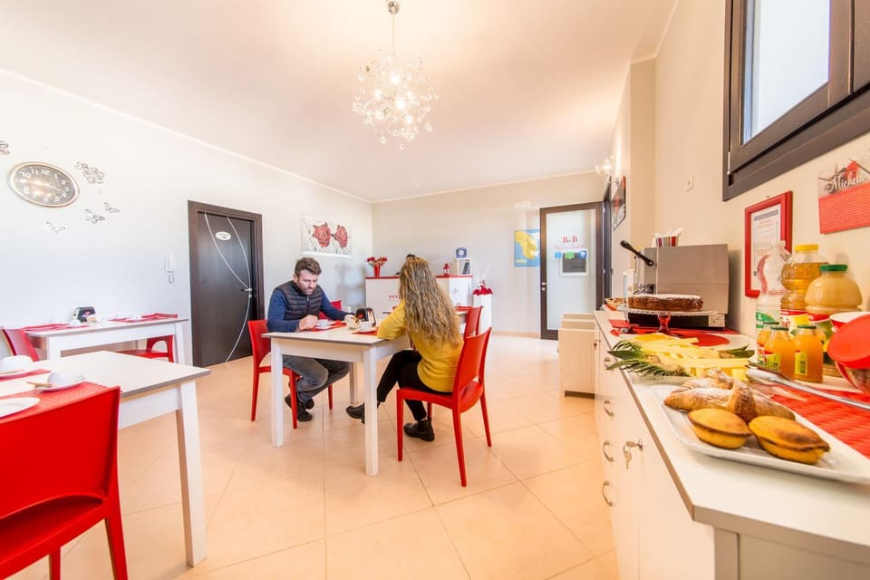 Communal lounge/ TV room, Coffee/tea facilities, Lobby or reception, Lounge or bar, Food and drinks, Food