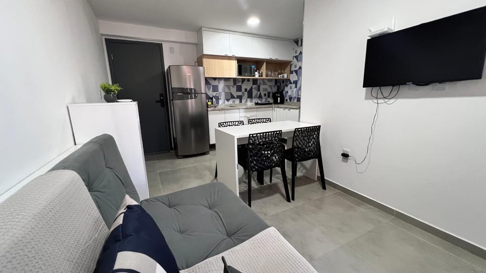 Communal lounge/ TV room, TV and multimedia, Kitchen or kitchenette, Living room, Seating area, Dining area, stove