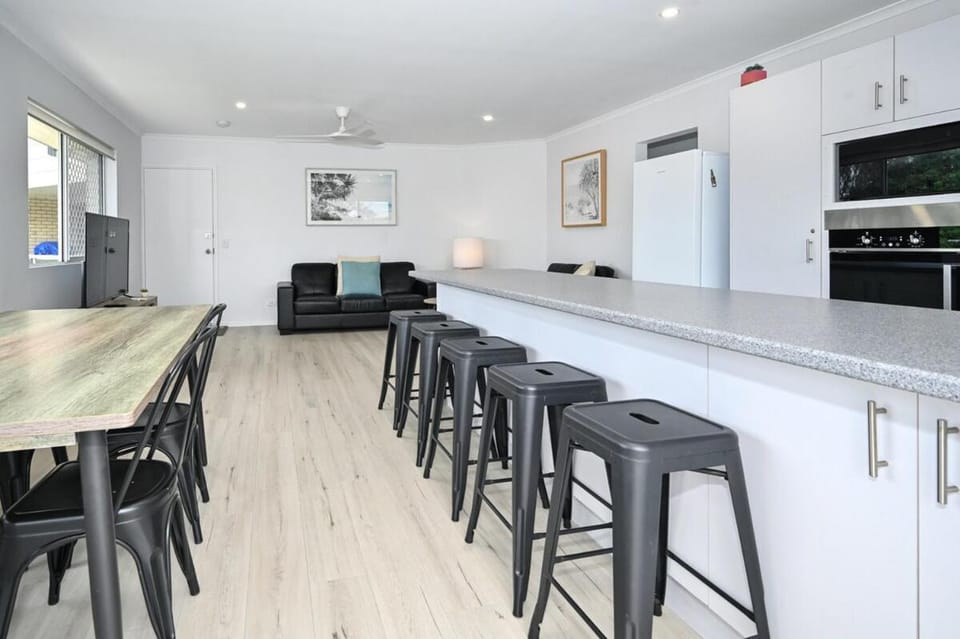 Bradman Ave Gem - River Views & Outdoor Activities Apartment in Maroochydore