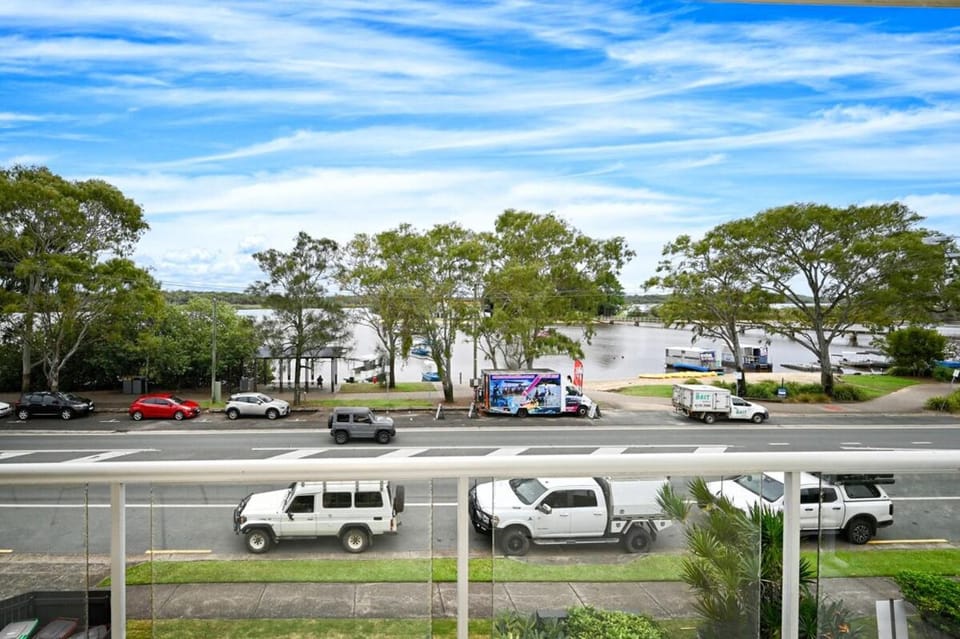 Bradman Ave Gem - River Views & Outdoor Activities Apartment in Maroochydore