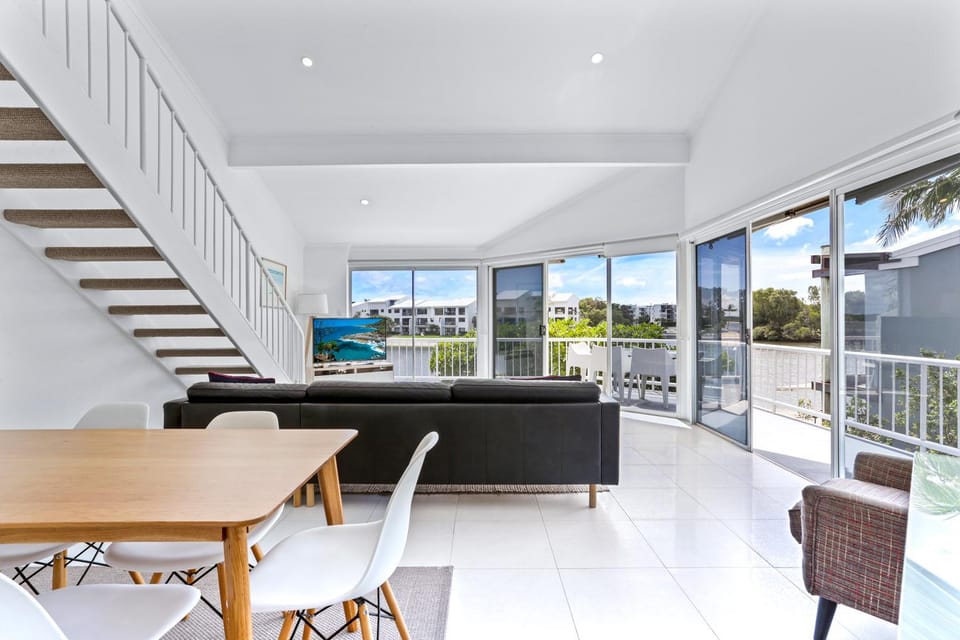 View (from property/room), Balcony/Terrace, Living room, Seating area, Dining area