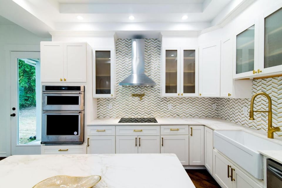 Kitchen or kitchenette, dishwasher, stove