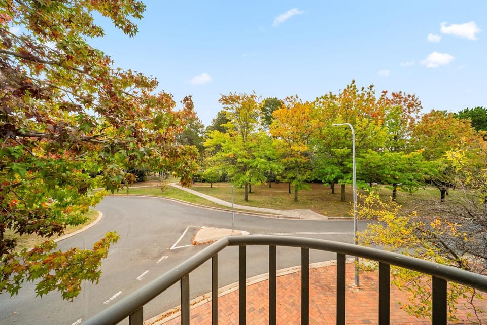 Stylish 1-Bed Stay with Balcony & Study Room Apartment in Canberra