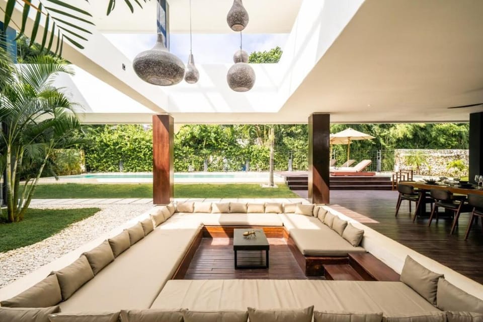 Patio, Day, Garden, Living room, Seating area, Garden view, Pool view, Swimming pool, sunbed