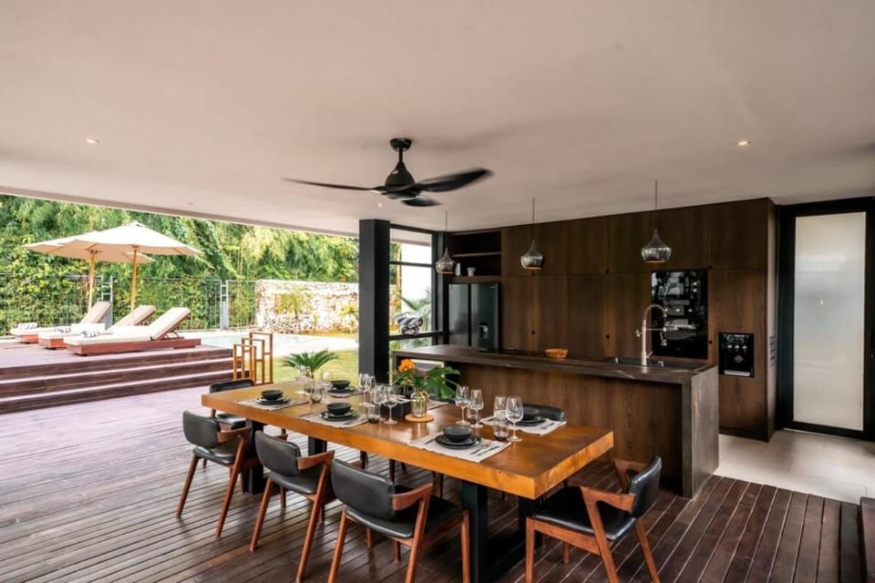 Kitchen or kitchenette, Seating area, Dining area