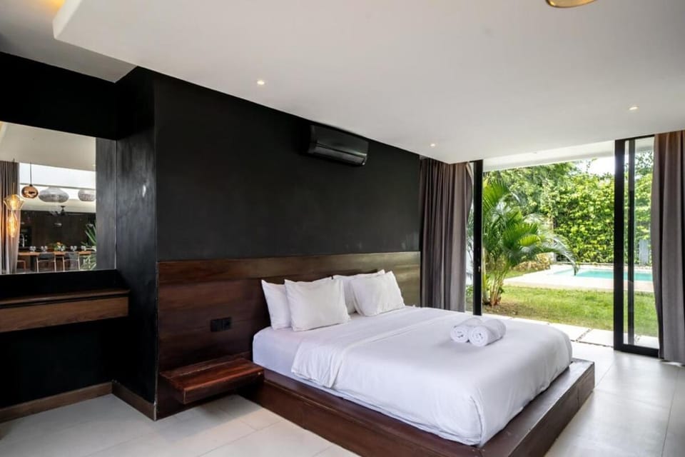 Bed, Balcony/Terrace, Photo of the whole room, Bedroom, Pool view, Swimming pool, air conditioner