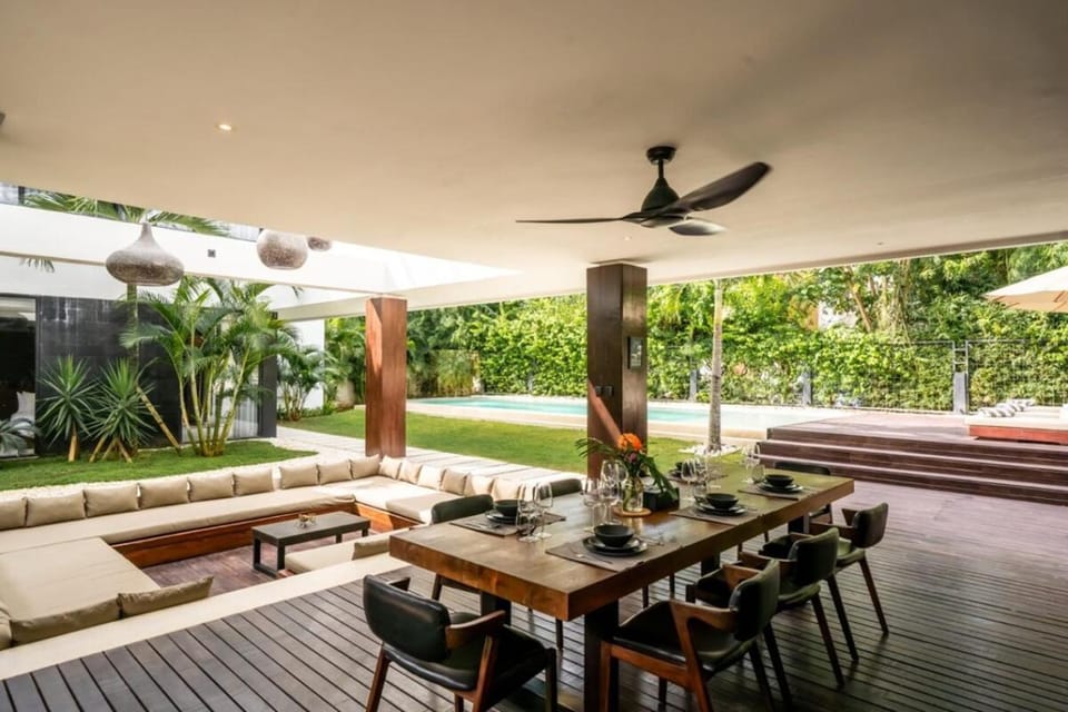Garden, Living room, Seating area, Dining area, Garden view