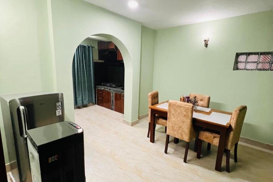 Kitchen or kitchenette, Dining area, minibar, oven