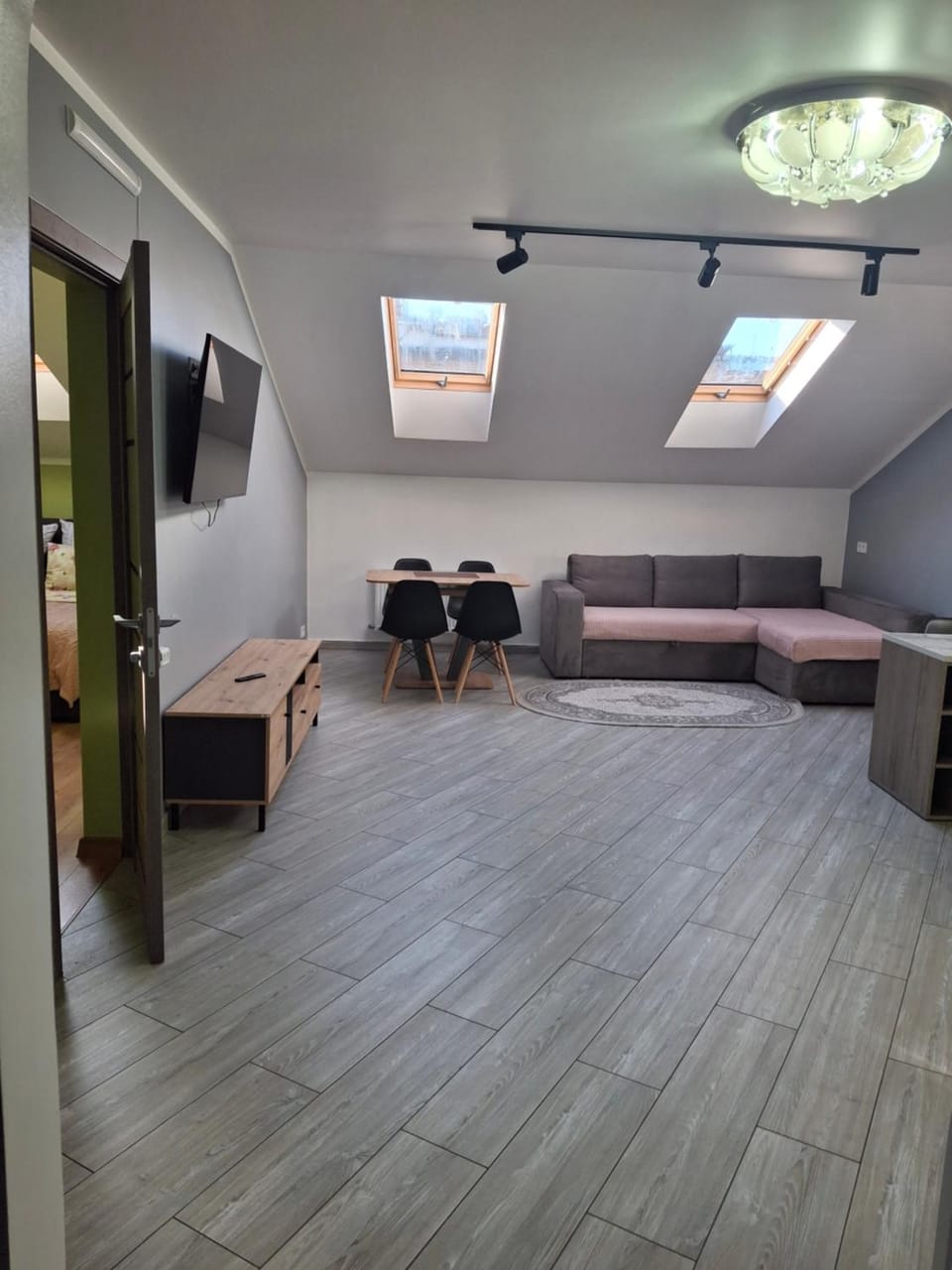 Communal lounge/ TV room, TV and multimedia, Living room, Seating area, Evening entertainment, air conditioner