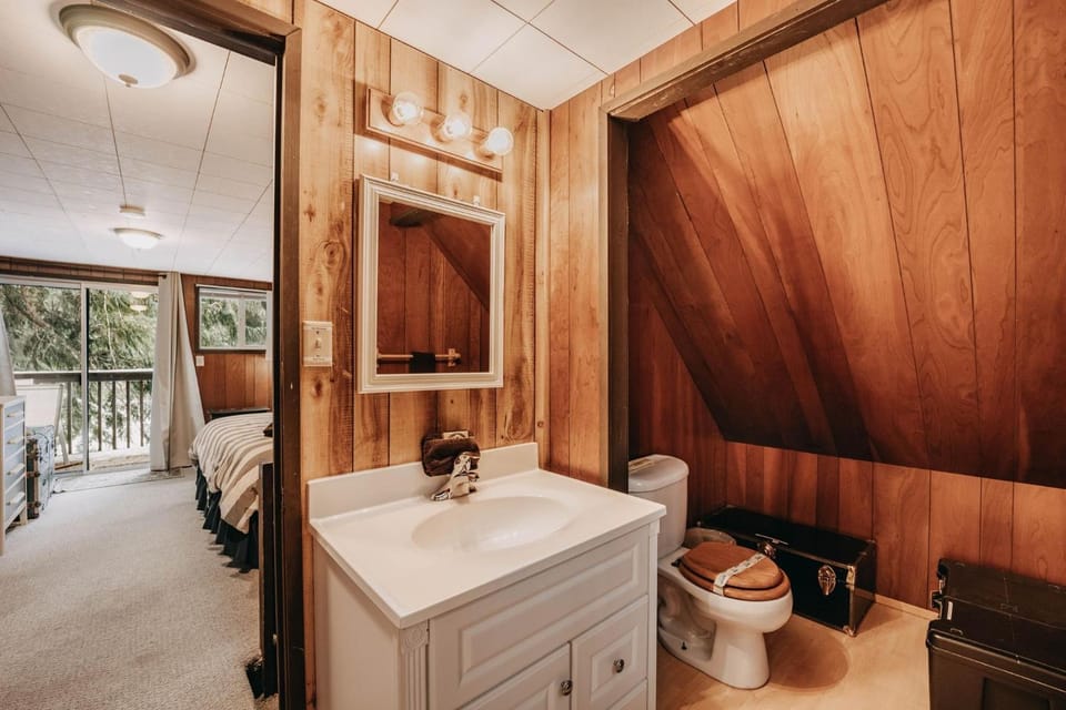 Toilet, Bed, Bathroom, Bedroom