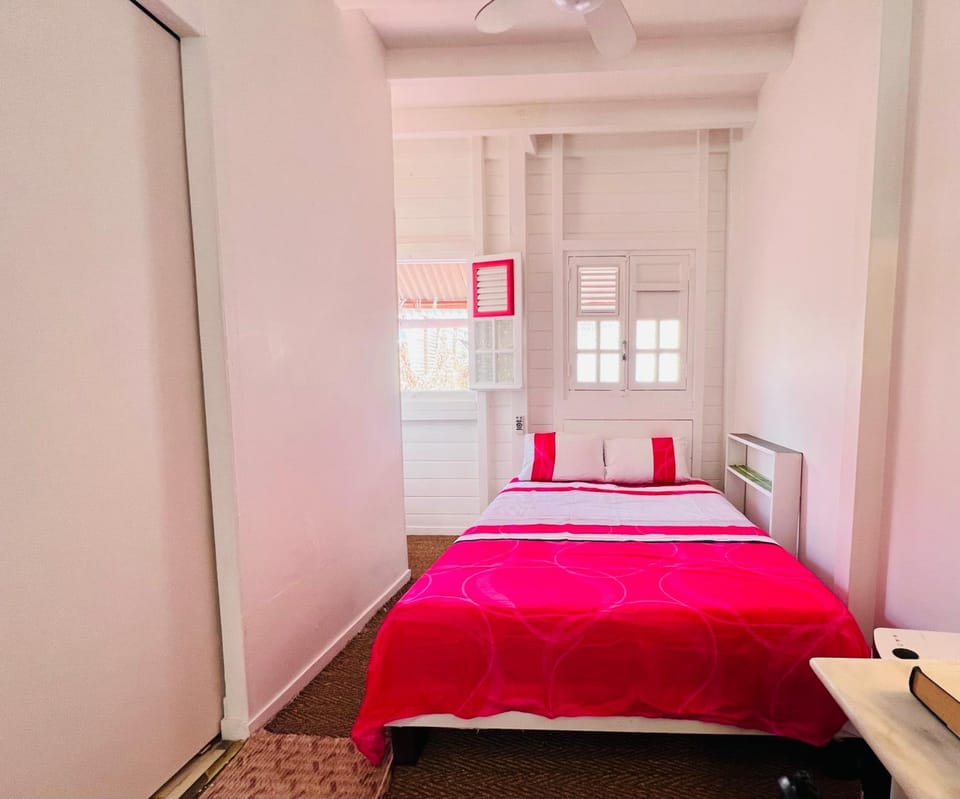 le Soleil Studio lumineux avec balcon centre ville Apartment in Fort-de-France