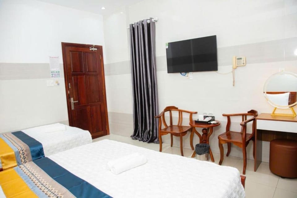 Bed, TV and multimedia, Bedroom