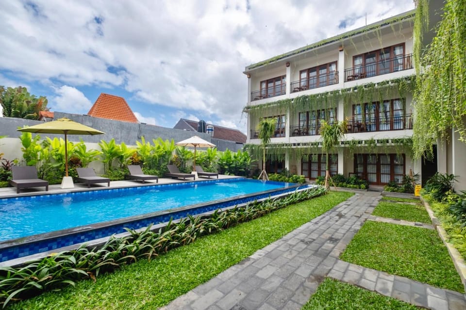 Property building, Day, Garden, Garden view, Pool view, Swimming pool, sunbed