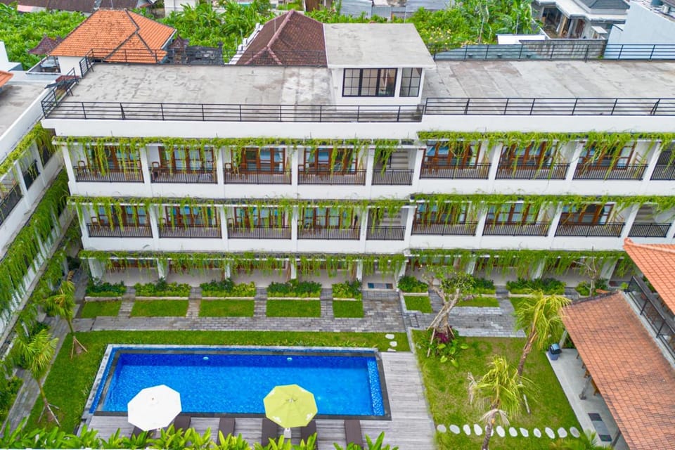Property building, Day, Garden, Garden view, Pool view, Swimming pool