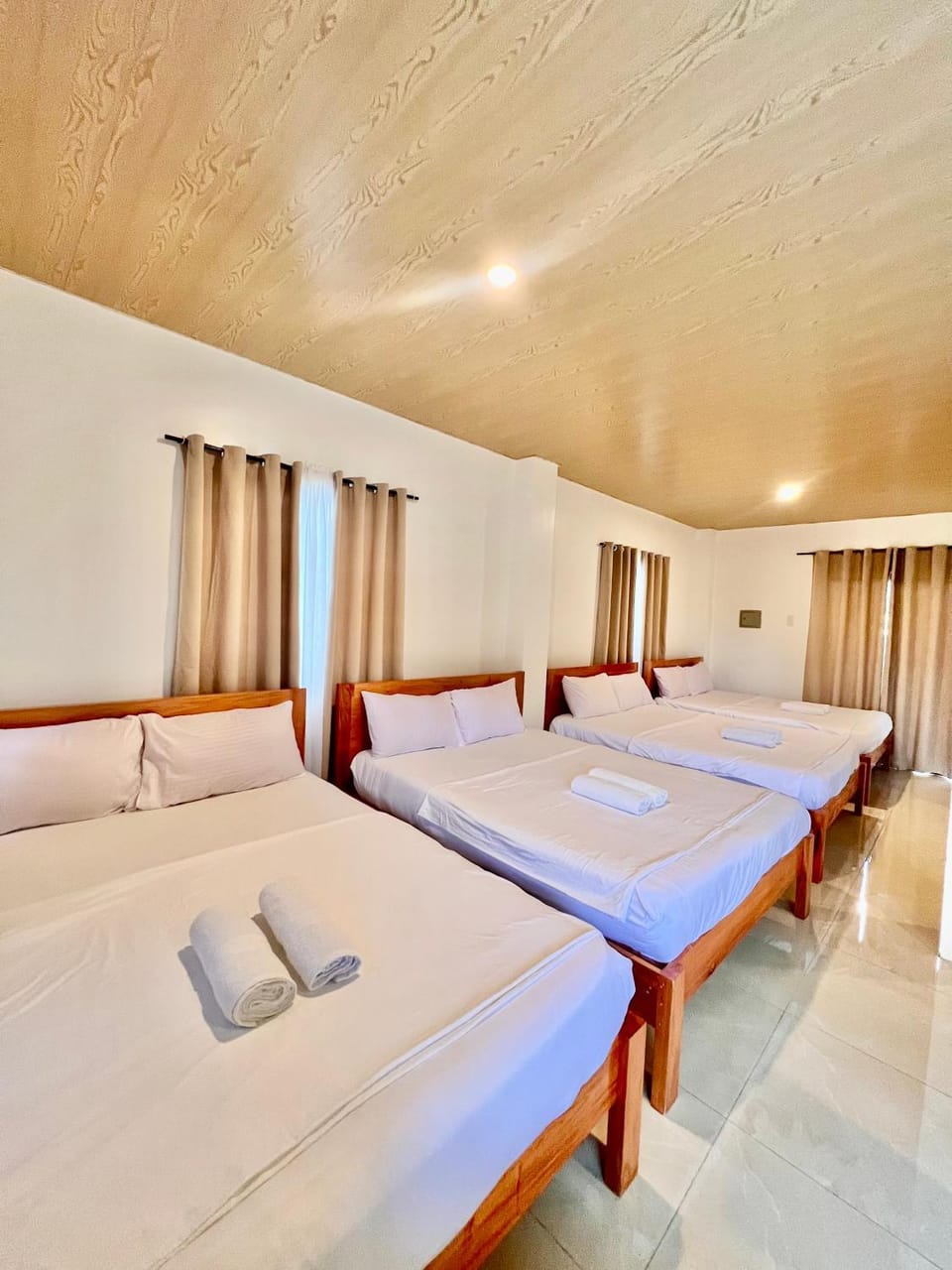 Cozy Family Studio - Ronaldos Inn Twinex Suite Bed and Breakfast in General Luna