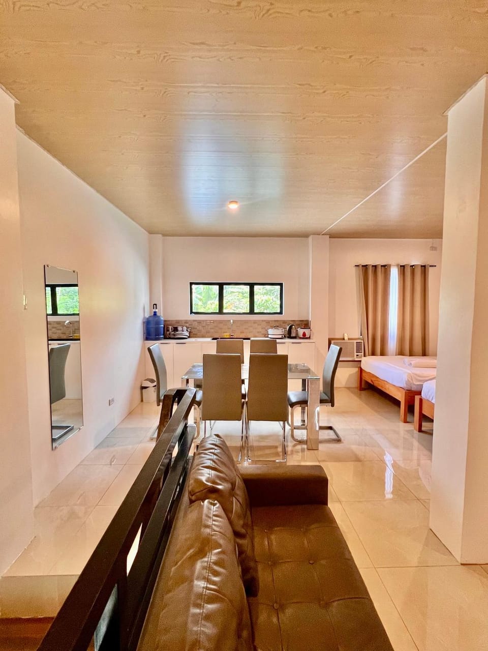 Cozy Family Studio - Ronaldos Inn Twinex Suite Bed and Breakfast in General Luna