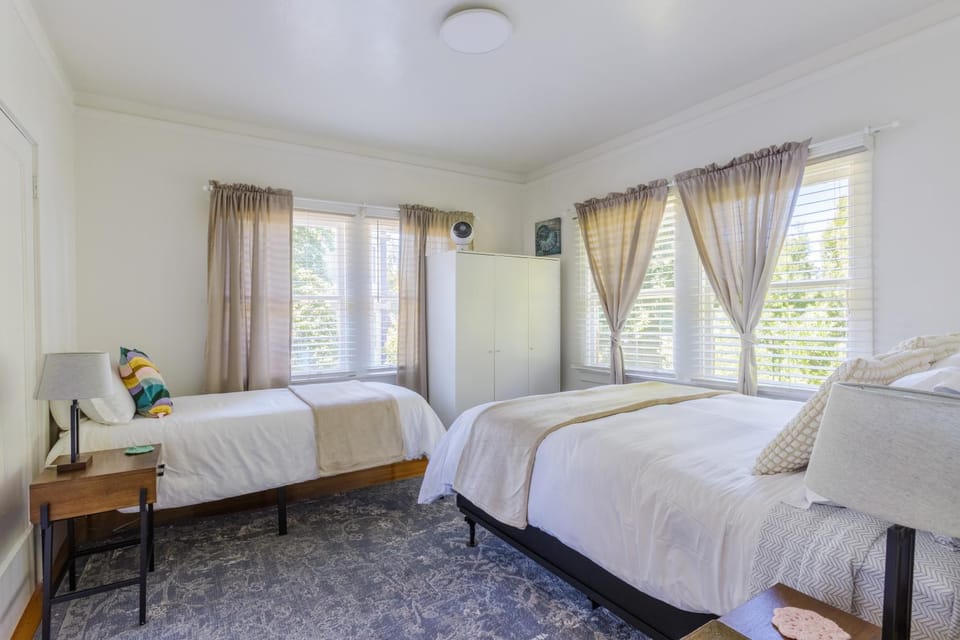 Bed, Photo of the whole room, Bedroom