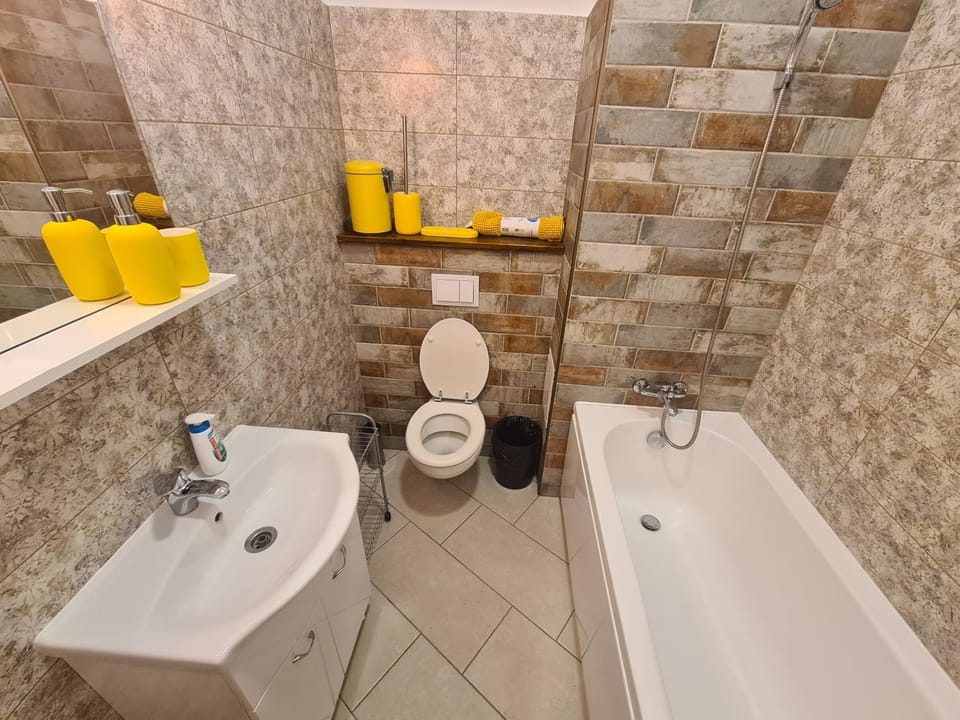 Shower, Toilet, Bathroom, Bath, towels
