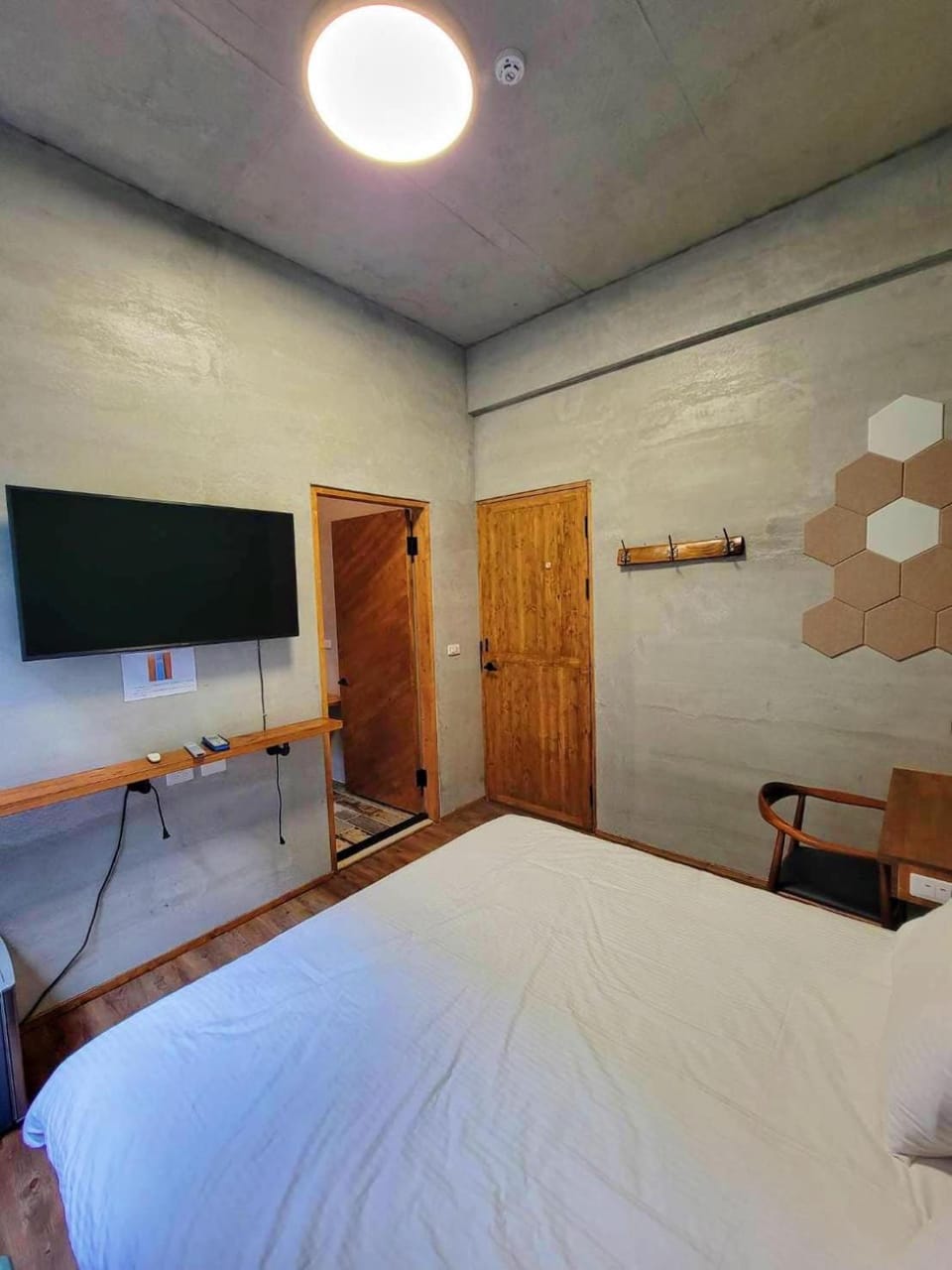 Bed, TV and multimedia, Photo of the whole room, Bedroom