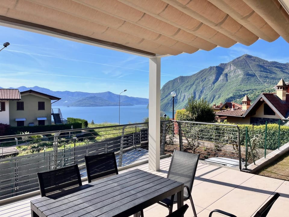 View (from property/room), Balcony/Terrace, Dining area, Lake view, Mountain view