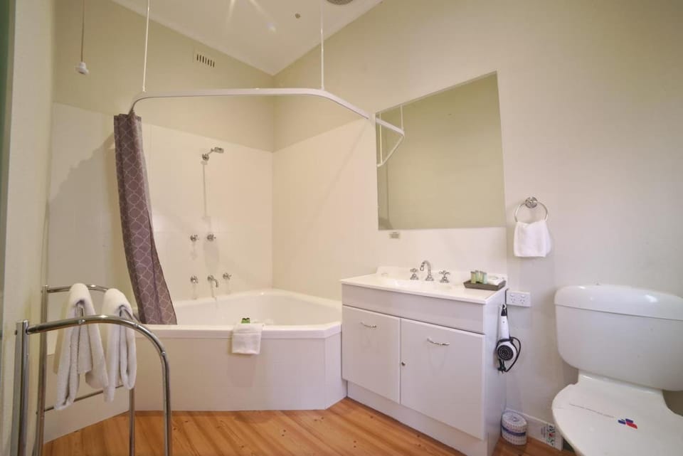 Large Studio Apartment with spa Central Ballarat Apartment in Ballarat