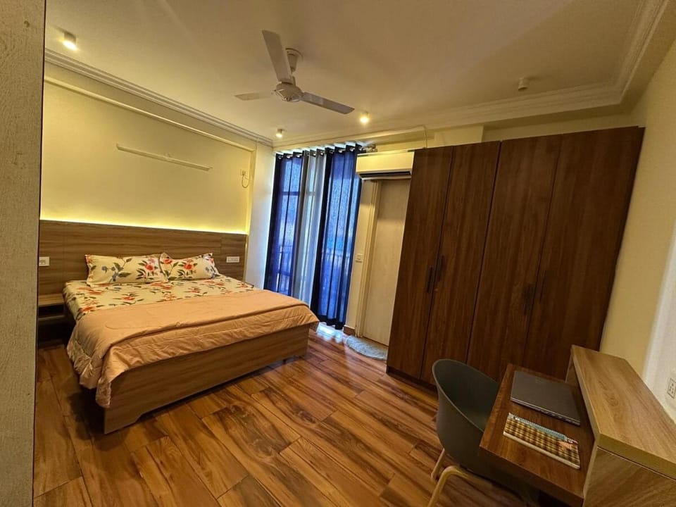 Cozy Bachelor's Loft in Gurgaon with Sunset Balcony Apartment in Gurugram