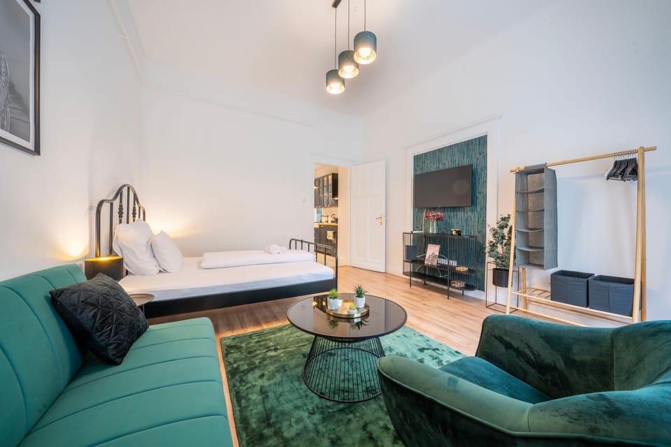 Bed, TV and multimedia, Living room, Photo of the whole room, Seating area
