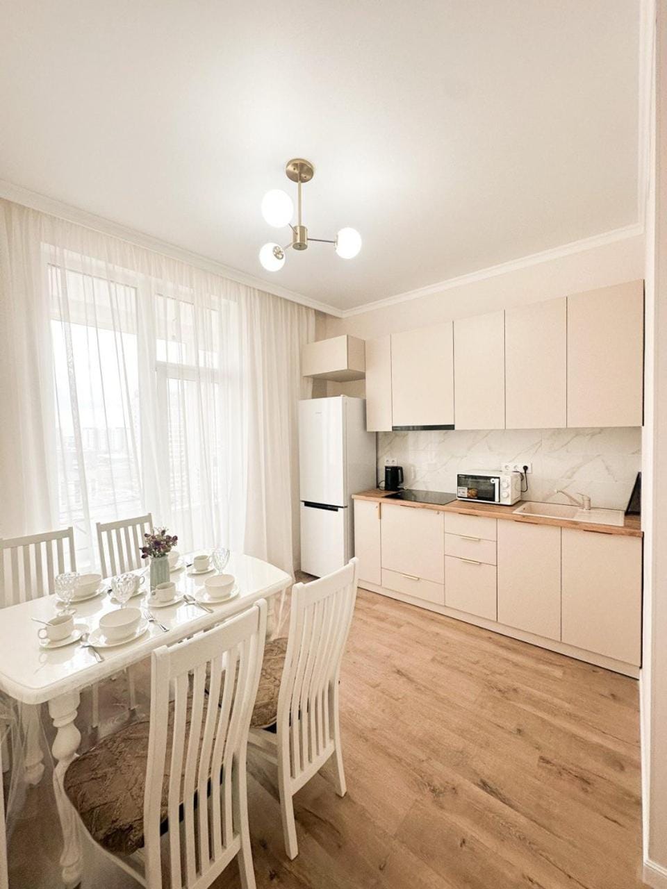 Kitchen or kitchenette, Dining area, stove