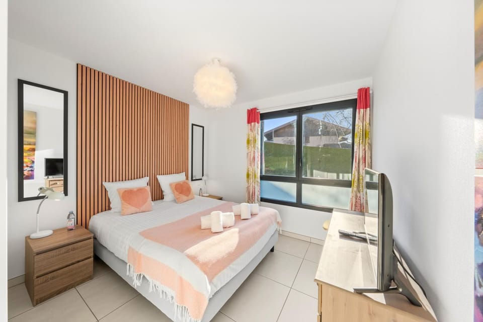 Bed, TV and multimedia, Photo of the whole room, Bedroom