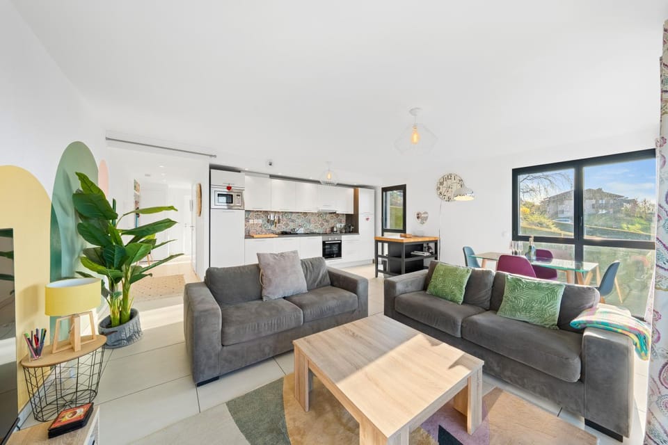 Natural landscape, Living room, Seating area, Dining area, Mountain view