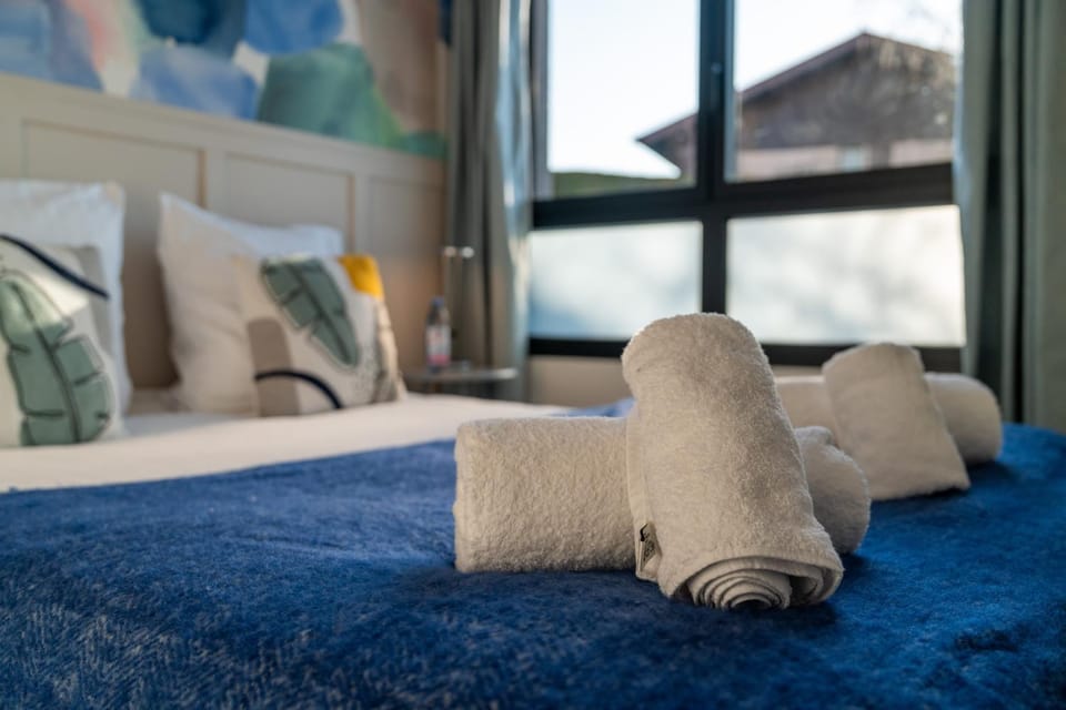 Photo of the whole room, towels